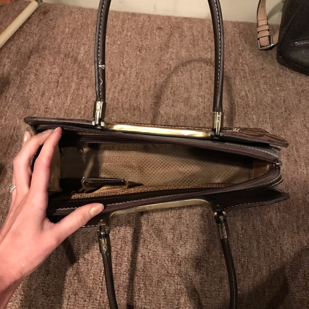 Guess bag& backpack bundle - Picture 8 of 8